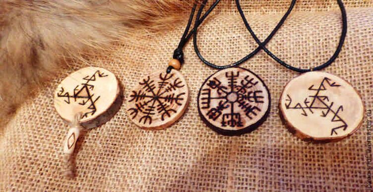 ciondoli con rune come talismani di successo