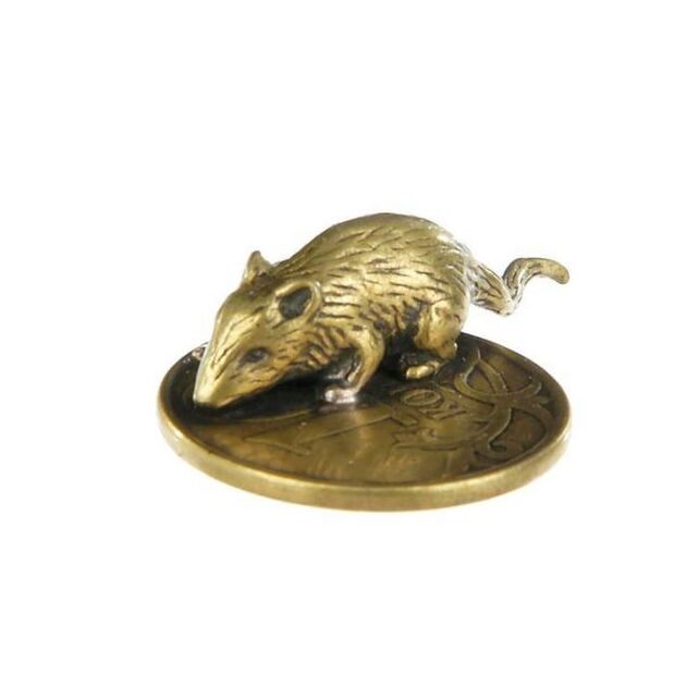 Amuleto del mouse del portafoglio con una moneta per buona fortuna in questioni di denaro