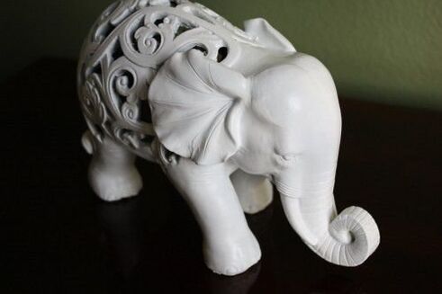 figurina di un elefante come amuleto di buona fortuna