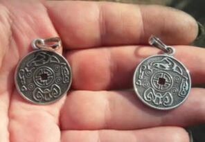 Studio di due amuleti reali sulla questione della contraffazione